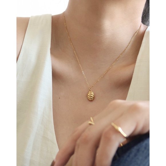 NEW 18K Gold Plated Braided Croissant Necklace - Picture 14 of 14